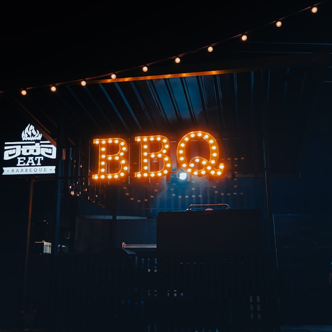 Barbecue platter with sides